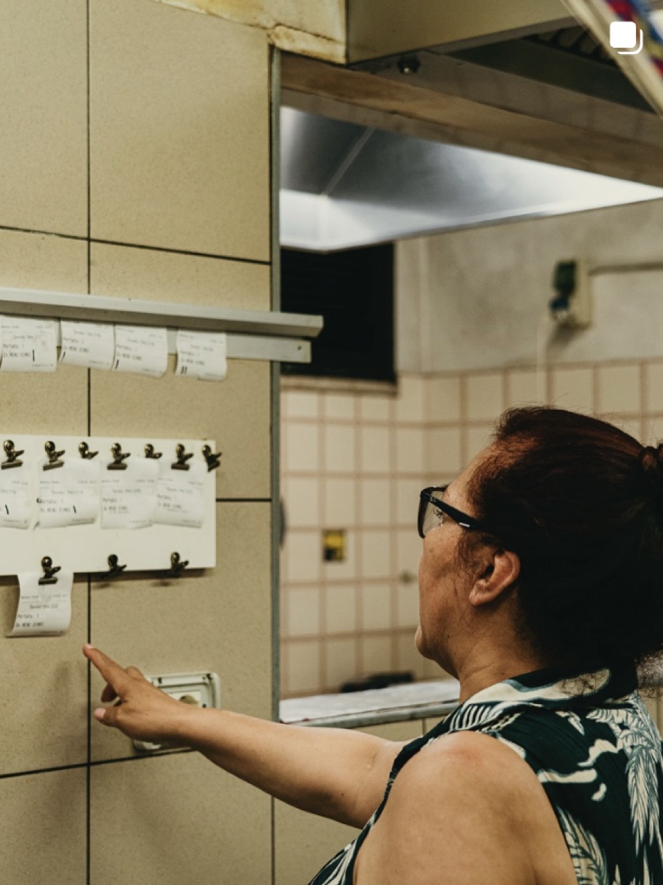 Donna in cucina che indica dei bigliettini