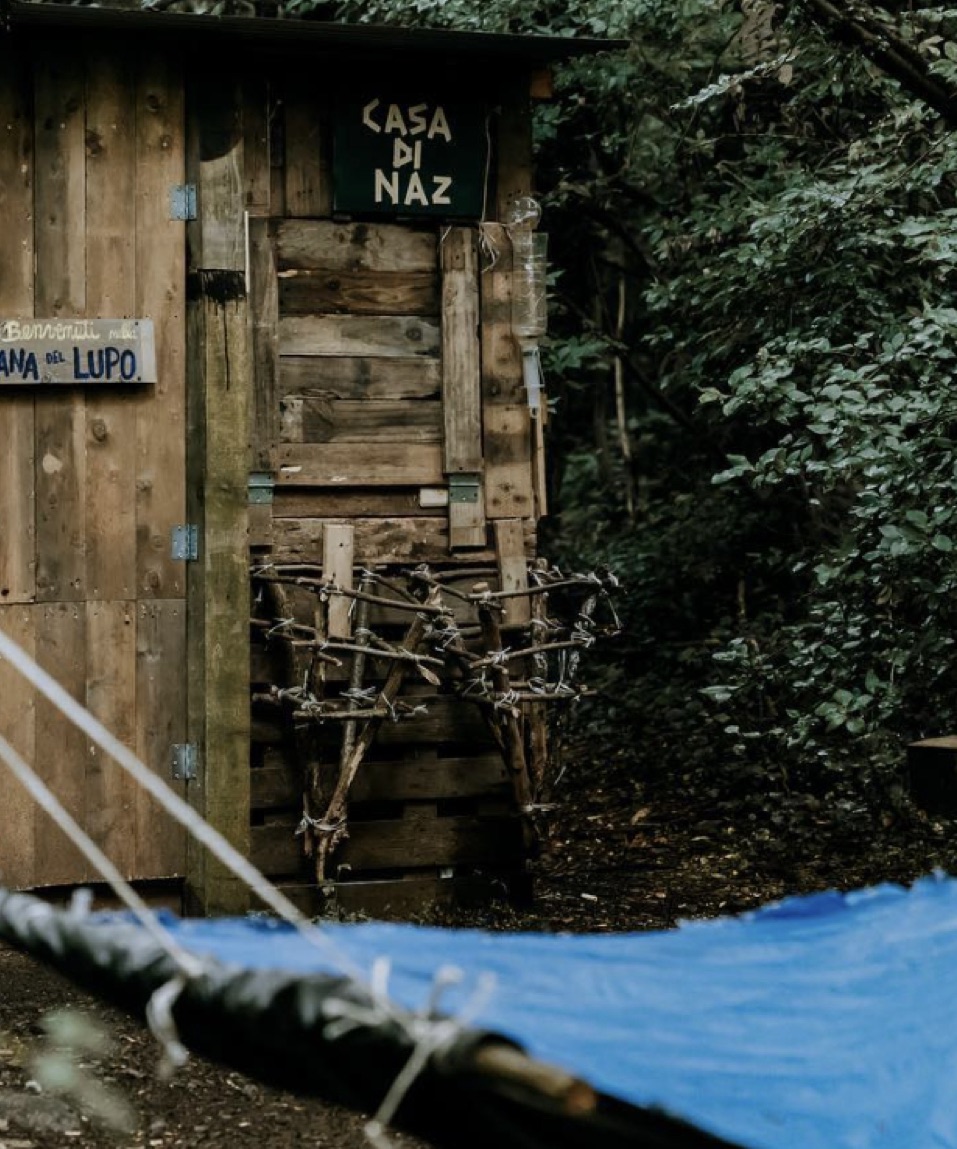 Capanna nel bosco con l’insegna Casa di Naz