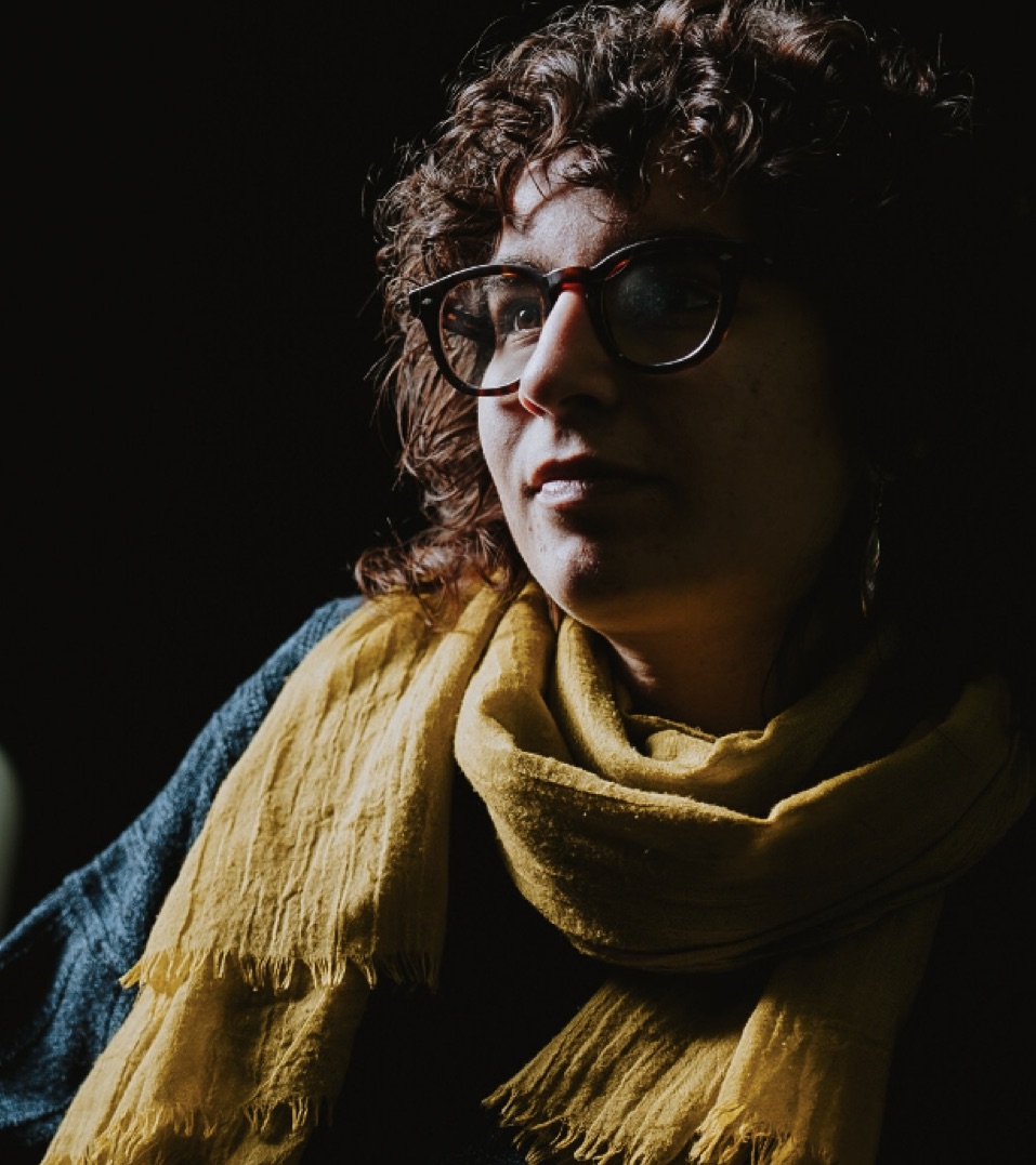 Ritratto di donna con sciarpa gialla