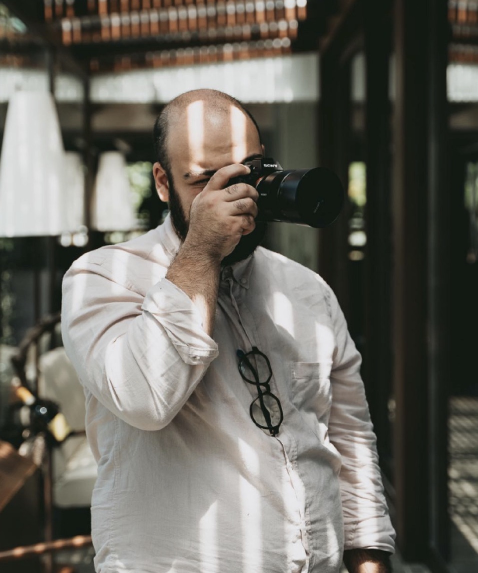 Mattia Crapanzano al lavoro con la fotocamera